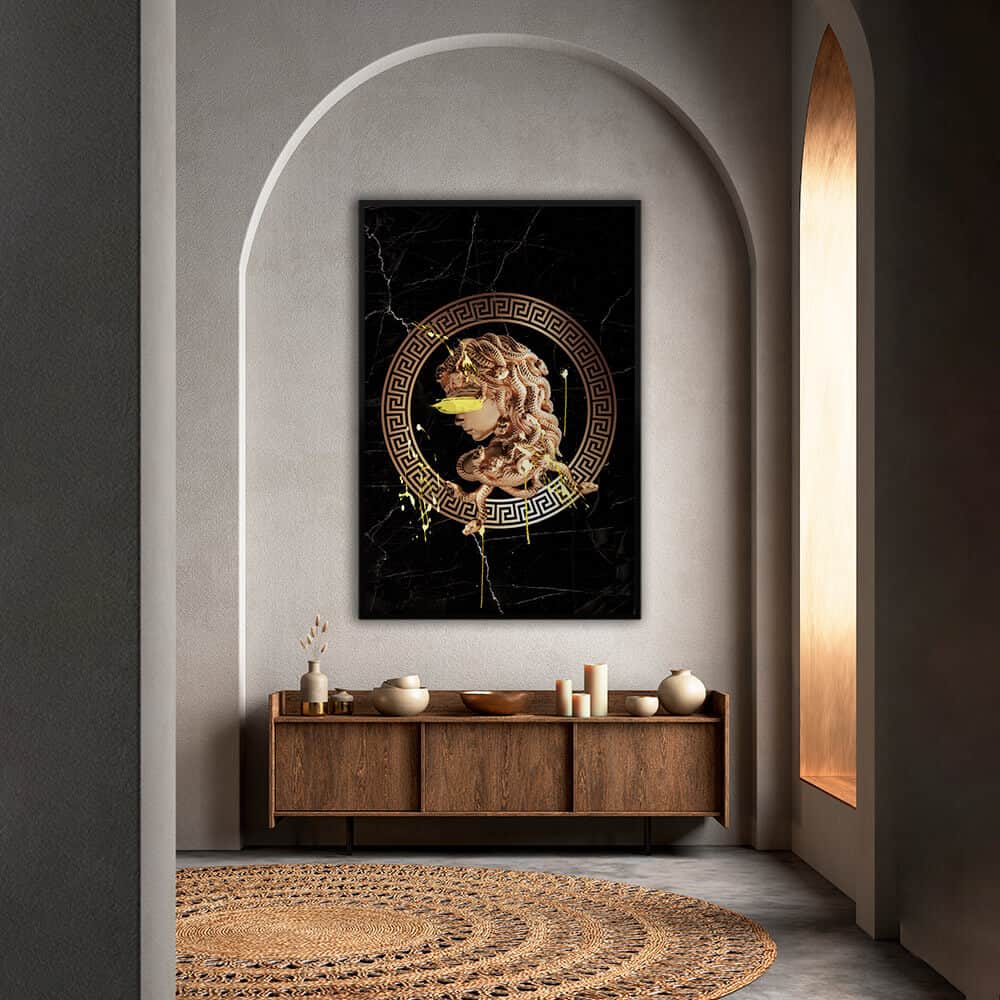 Luxe interieur met design schilderij van luxe zwart met gouden versace medusa